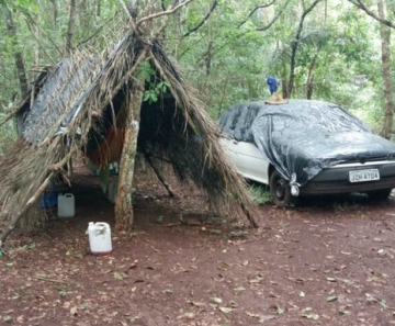 Ele construiu cabana com galhos e folhas 