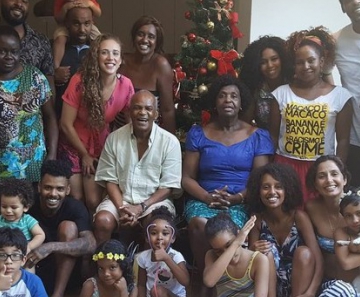 Camila Pitanga com a filha, Antônia no colo (à direita) e a família