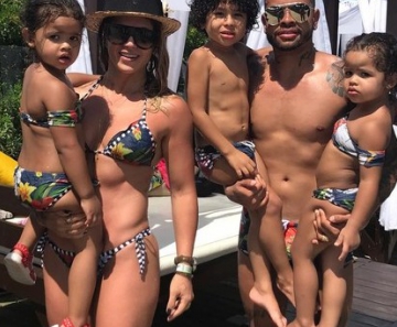 Dentinho e Dani Souza posa com a família 
