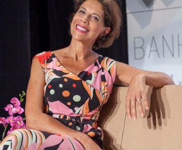 Ângela Vieira vive Ana Lúcia no teatro, uma mulher que está muito traumatizada com a decisão do filho ter saído de casa e ido morar fora do país