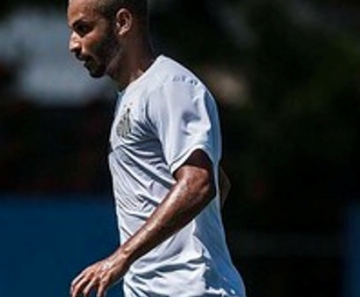 Thaciano em ação durante treino do Santos 