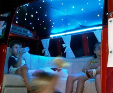 Veículo tem luzes de lead no teto para imitar um céu estrelado