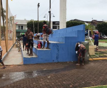 Praça dos Migrantes se transforma em albergue em Lucas do Rio Verde