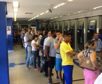 Fila se formou em agência da Caixa na região central de Cuiabá