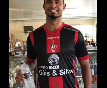 Goleiro Bruno Fernandes já posa com a camisa do Boa Esporte
