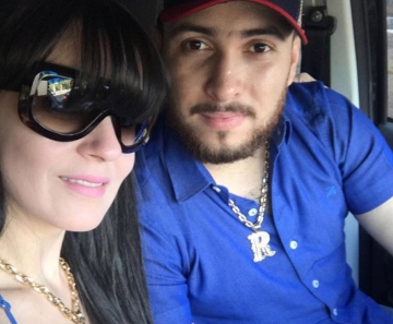 A falsa médica Yana Alvarenga e o marido dela, Antônio Pereira (Foto: Reprodução)