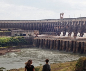 A hidrelétrica de Itaipu: disparada do dólar está encarecendo energia produzida pela usina. — Foto: SkyTakes / Árvore Filmes/ Itaipu Binacional