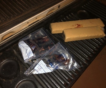 A polícia acredita que o local seria ponto de entrega de drogas porque não tem característica de boca de fumo. Foram apreendidos no local dois tabletes de droga, caderno de anotações e as armas.
