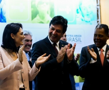 A primeira-dama Michelle Bolsonaro e o ministro da Saúde, Luiz Henrique Mandetta, no Dia Internacional da Pessoa com Deficiência em Brasília - Foto: José Cruz/Agência Brasil