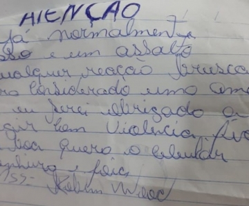 A vítima contou aos policiais que o homem arrancou um anel de ouro do dedo dela, pegou o celular e fugiu do local.