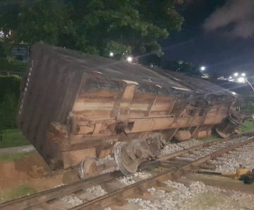 Acidente aconteceu na malha ferroviária que passa pela Avenida Vicente de Castro, no Bairro Mucuripe. Segundo testemunhas, não houve feridos.