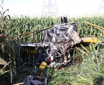 Aeronave agrícola caiu após bater em rede elétrica, pegou fogo e piloto ficou ferido em Nova Mutum — Foto: Djeferson Kronbauer/Power Mix