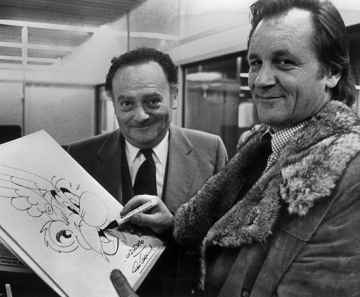 Albert Uderzo, à direita, em foto dos anos 1970 — Foto: Equipe/AFP