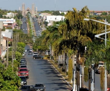 Ao perceber a presença dos policiais, o suspeito empreendeu fuga pela Avenida Mato Grosso, sentido centro da cidade, sem usar capacete. 