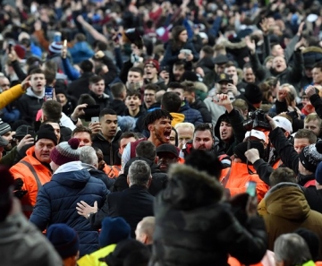 Aston Villa vence Leicester no fim, vai à final da Copa da Liga, e torcida invade gramado