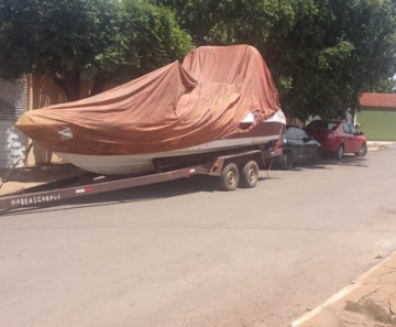 Barco é furtado e é recuperado após ser abandonado em rua 1 dia depois em Várzea Grande — Foto: Polícia Militar de Várzea Grande/Divulgação