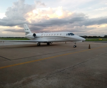 Blairo Maggi estava com a família no jato da empresa dele e retornava de Sapezal para Cuiabá. Bombeiros ficaram de prontidão no aeroporto e ninguém ficou ferido na ocorrência.