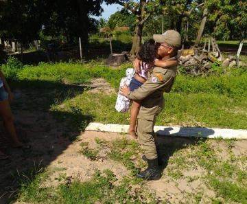 bombeiro e criança salva