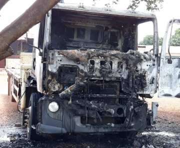 Bombeiros impedem que fogo destrua totalmente caminhão em pátio de empresa