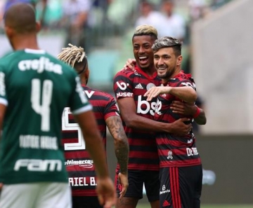Campeão Flamengo vence Palmeiras em dia de recordes