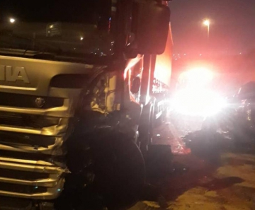 Carro seguia na contramão quando colidiu de frente com carreta em rodovia de Jundiaí — Foto: Barbara Leão/TV TEM