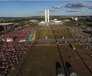 Cena do documentário 'Democracia em Vertigem' — Foto: Divulgação