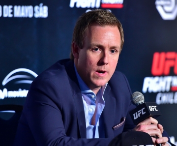 Comentarista critica atuação de árbitro em luta de Massaranduba e os dois discutem durante o UFC