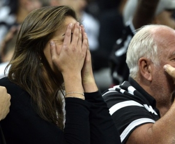 Corinthians vence, mas é eliminado pelo Guaraní em jogo com arbitragem polêmica