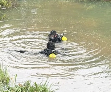 corpo_de_bombeiros_retira_carro_que_caiu_em_lago_em_lucas_do_rio_verde_2a3db4c3