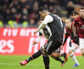 Cristiano Ronaldo marca de pênalti, e Juventus empata com o Milan pela semifinal da Copa da Itália