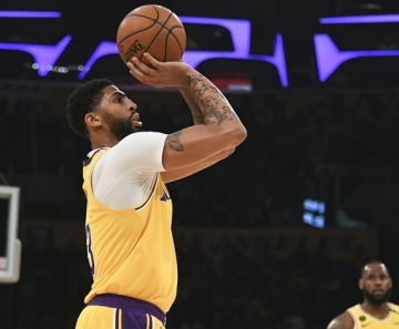 Davis anota 34 pontos, LeBron faz cesta da vitória, e Lakers frustram os Clippers em batalha na bolha
