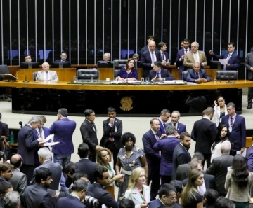 Deputados reunidos no plenário da Câmara durante a sessão desta segunda-feira (2) — Foto: Cleia Viana/Câmara dos Deputados