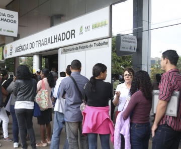 Desemprego sobe para 12,9% em maio e país tem tombo recorde no número de ocupados