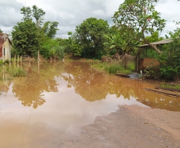 Devido às chuvas fortes alguns moradores tiveram que sair às pressas das casas por causa dos alagamentos.