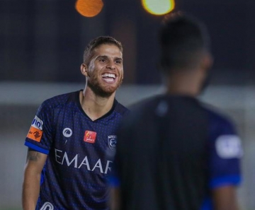 E o Cuéllar? De vida nova na Arábia, volante ex-Flamengo pode até jogar o Mundial de Clubes