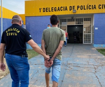 Ele foi preso por investigadores da Delegacia de Defesa da Mulher depois que a vítima, que tem 38 anos, decidiu ir até a polícia denunciar o que aconteceu.