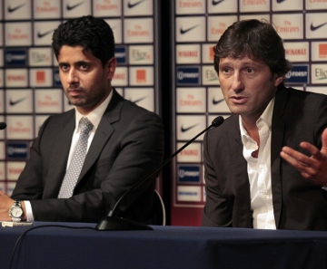 Em 2011: Leonardo ao lado de Nasser Al Khelaifi, que segue como presidente do PSG — Foto: AFP