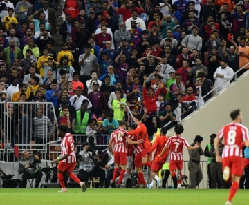 Em jogo com duas viradas, Atlético de Madrid bate o Barcelona e vai à final da Supercopa da Espanha contra o Real