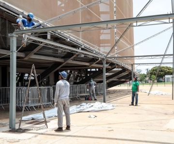 Equipes estão na Arena Pantanal realizando o conserto das estruturas danificadas na parte interna e externa.