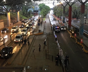 Fronteira foi liberada para travessia apenas em veículos nesta quinta-feira (15) pelo governo paraguaio. A liberação também foi publicada no Diário Oficial do governo brasileiro, na noite de quarta (14), mas sem muitas restrições.