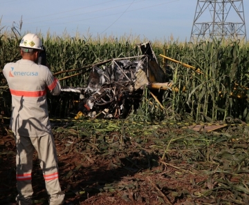 Funcionário da Energisa observa avião que caiu após bater em fio de alta-tensão em Nova Mutum — Foto: Djeferson Kronbauer/Power Mix