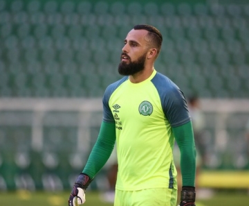 Goleiro Jandrei está em Curitiba para negociação com o Athletico