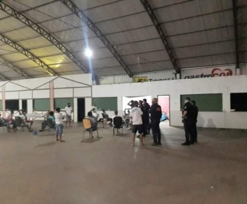 Homens invadem espaço para moradores de rua no centro de eventos e causam tumulto