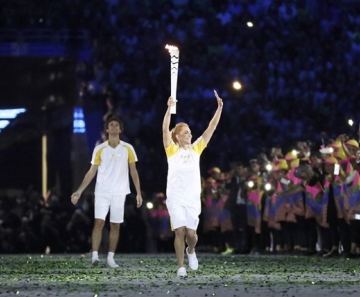 Hortência conduz a tocha olímpica no Maracanã — Foto: Reuters