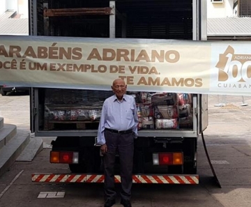 Idoso pede cestas básicas como presente de aniversário de 100 anos e doa sacolões a famílias carentes em Cuiabá