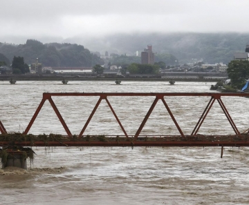 Inundações transformam ruas em rios no Japão e matam 44 pessoas
