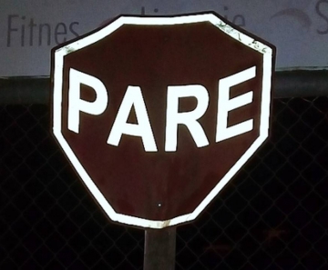 Jovem de 20 anos foi detido na madrugada de sábado (9) ao furtar uma placa de sinalização em Cáceres (Foto: Ripa dos Malandros)