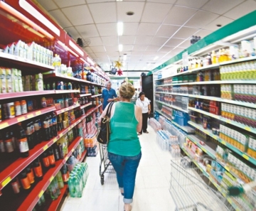 Luis Fernando Waib, da Sociedade Brasileira de Infectologia, recomenda não levar a mão ao rosto durante as compras no supermercado e diz que, ao pedir delivery de comida, a pessoa também deve ter cuidado com embalagens e sacolas plásticas.