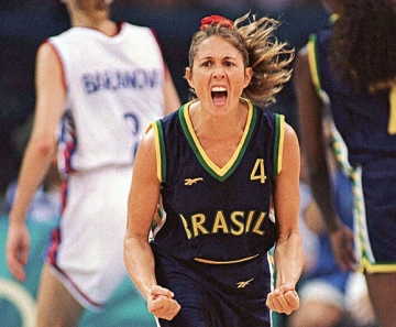 Maior cestinha da seleção feminina, com 3.160 pontos, ostenta um título de campeã mundial (1994), uma medalha de ouro no Pan de Havana e uma prata nos Jogos de Atlanta, em 1996. -  Foto: Divulgação / CBB