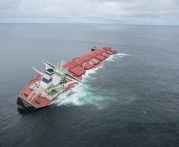 Marinha do Brasil informou que encerrou a fase de retirada da carga do navio e que parte do convés, antes submerso, já aparece fora da água.